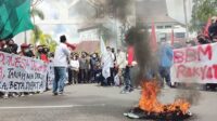 Ratusan mahasiswa di Kota Palangka Raya turun ke jalan menggelar aksi unjuk rasa sebagai bentuk protes