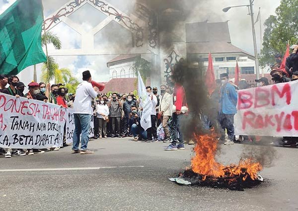 Ratusan mahasiswa di Kota Palangka Raya turun ke jalan menggelar aksi unjuk rasa sebagai bentuk protes