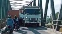 Dua Truk Terjepit Di Jembatan Sungai Arut