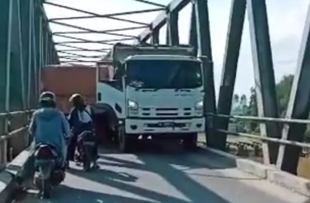 Dua Truk Terjepit Di Jembatan Sungai Arut