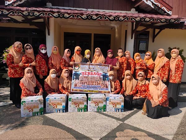 Dalam rangka memperingati Hari Kartini tahun 2022 Dharma Wanita Persatuan (DWP) Kabupaten Kotawaringin Timur (Kotim) melaksanakan kegiatan bakti sosial