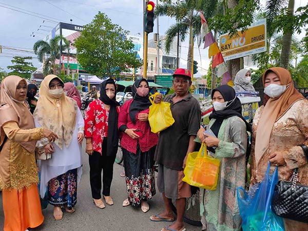 Dengan menggunakan pakaian kebaya Wakil Bupati Kotawaringin Timur (Kotim) Irawati turun langsung ke jalan untuk membagikan takjil