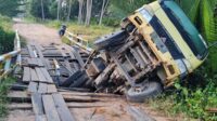 Jembatan kayu di jalur poros Desa Sebuai Timur