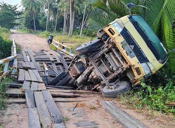 Jembatan kayu di jalur poros Desa Sebuai Timur