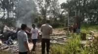 Sebuah rumah berkonstruksi kayu di Jalan Eks Sapartim
