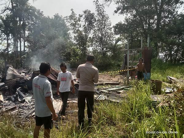 KEBAKARAN Sebuah rumah berkonstruksi kayu di Jalan Eks Sapartim