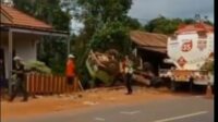 Kecelakaan lalu lintas (laka lantas) melibatkan dua truk tangki terjadi di Jalan Tjilik Riwut