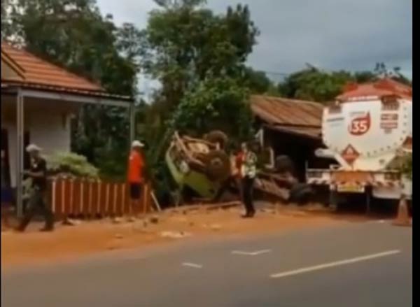 Kecelakaan lalu lintas (laka lantas) melibatkan dua truk tangki terjadi di Jalan Tjilik Riwut