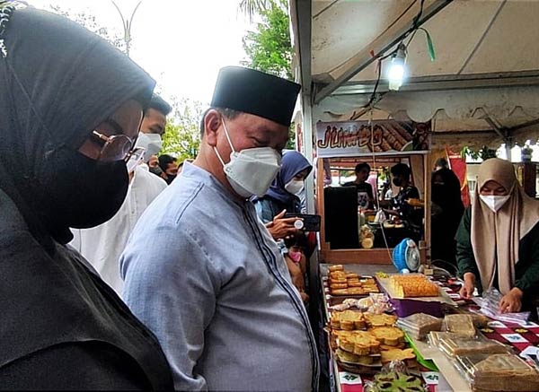 Dinas Kesehatan (Dinkes) Kabupaten Kotawaringin Timur (Kotim) melakukan pengecekan aneka kuliner mulai dari makanan hingga minuman di Pasar Ramadan