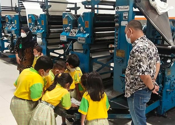 Murid Taman Kanak-Kanak (TK) Global Nusantara National Plus melakukan kunjungan ke Kantor Surat Kabar Harian (SKH) Radar Sampit