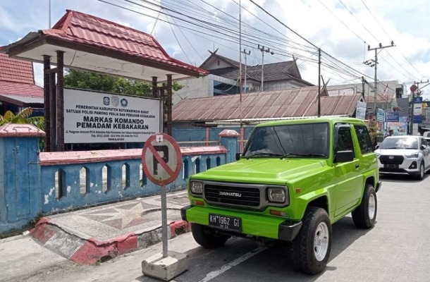 Rambu Larangan Parkir Depan Mako Damkar Tak Digubris Warga