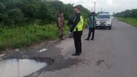 Puluhan titik lubang yang tersebar di sepanjang Jalan Ahmad Saleh