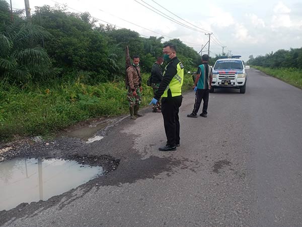 Puluhan titik lubang yang tersebar di sepanjang Jalan Ahmad Saleh