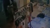 Aksi pencurian kotak amal di sebuah toko di Desa Sungai Paring