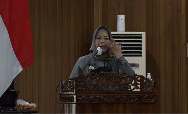 Bupati Kobar Menangis Saat Paripurna