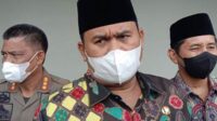 Masyarakat Kabupaten Kotawaringin Barat (Kobar) diminta tidak panik terkait persoalan minyak goreng