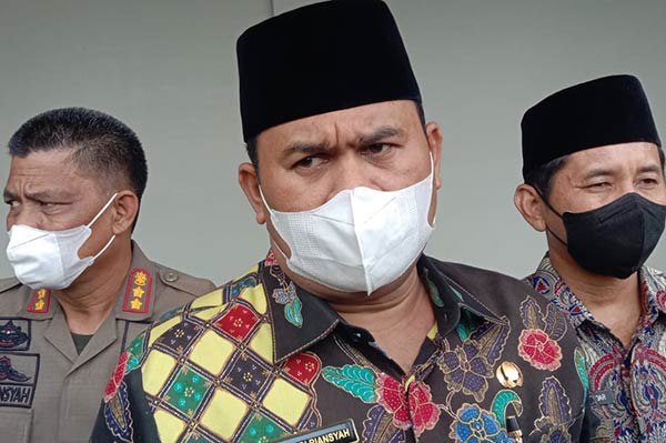 Masyarakat Kabupaten Kotawaringin Barat (Kobar) diminta tidak panik terkait persoalan minyak goreng