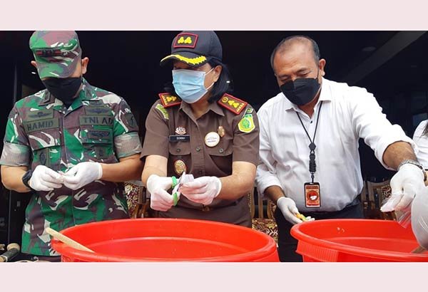 MUSNAHKAN-BARBUK Kejaksaan Negeri Kotawaringin Timur memusnahkan berbagai barang bukti perkara