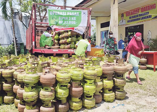Pemerintah Kota Palangka Raya menggelar operasi pasar murah gas Liquefied Petroleum Gas (LPG/elpiji)