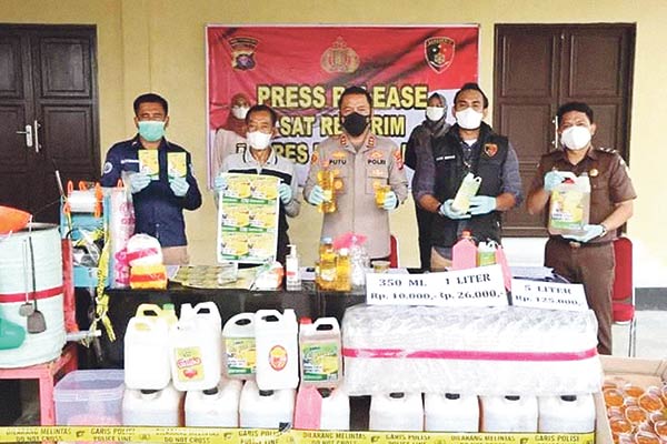 Polres Murung Raya (Mura) mengungkap penimbunan ribuan liter minyak goreng di wilayah itu