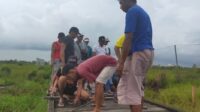 Warga Perbaiki Jembatan Titian Dengan Papan Bekas