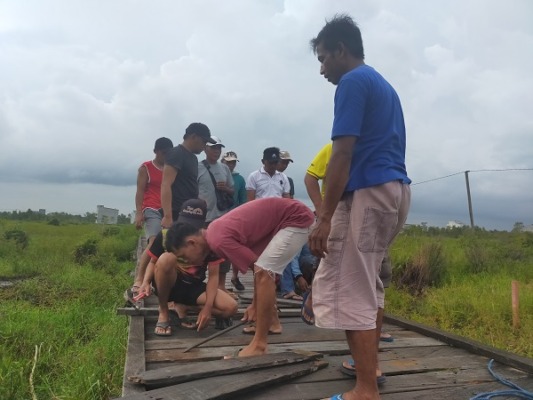 Warga Perbaiki Jembatan Titian Dengan Papan Bekas