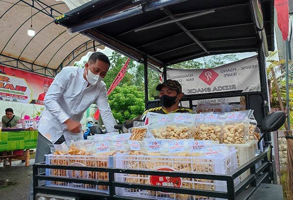 Membangkitkan perekonomian para pelaku usaha kecil menengah yang terdampak pandemi Covid-19