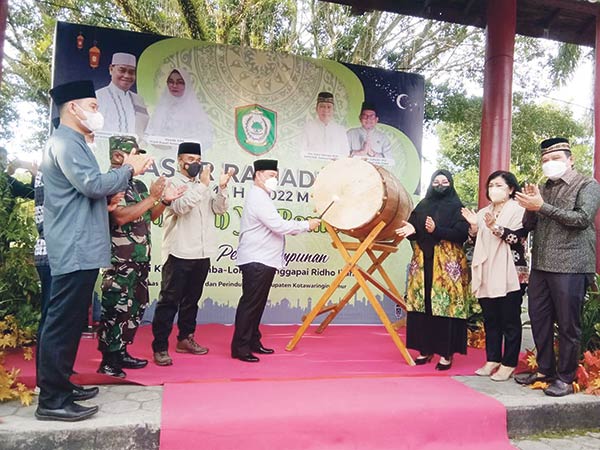 Bupati Kotawaringin Timur (Kotim) Halikinnor mengingatkan pedagang makanan