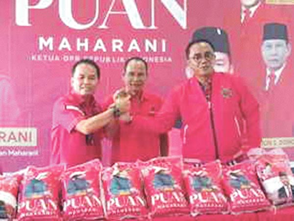 Dewan Pimpinan Daerah (DPD) Partai Demokrasi Indonesia Perjuangan (PDIP) Provinsi Kalimantan Tengah menyalurkan 20 ribu paket beras kepada masyarakat tidak mampu