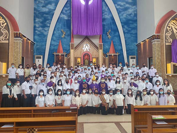 Paroki Gereja Katolik Santo Joan Don Bosco Sampit menerima kehadiran Uskup Palangka Raya MGR AM Sutrisnaatmaka