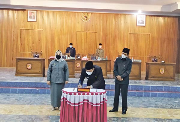 Dewan Perwakilan Rakyat Daerah (DPRD) Kotawaringin Barat mengajukan usulan pemberhentian jabatan Nurhidayah-Ahmadi Riansyah (Nurani)