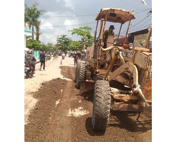 Pemerintah Kabupaten (Pemkab) Kotawaringin Timur mulai menggarap jalan rusak di Kota Sampit