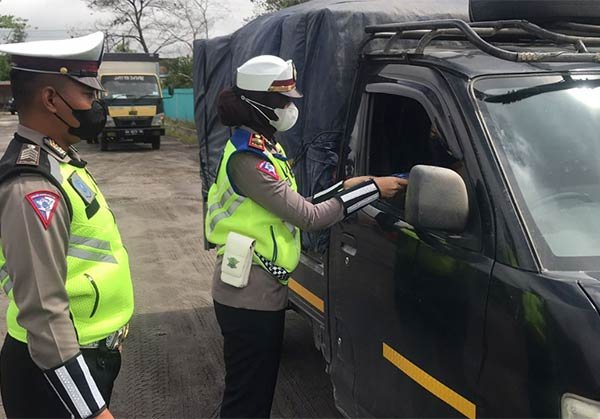 PERIKSA-KENDARAAN Satuan Lalu Lintas (Sat Lantas) Polres Katingan berupaya mencegah terjadinya kecelakaan angkutan yang membawa pemudik