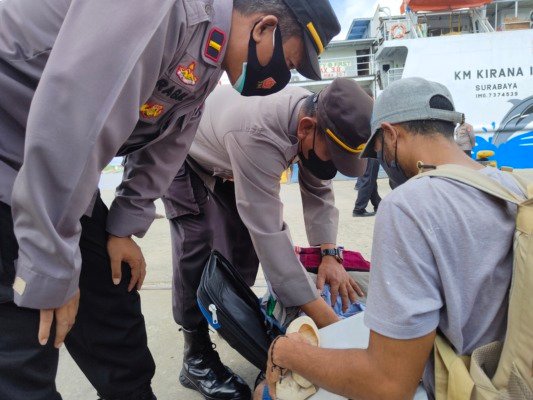 Penumpang ,Kapal ,Polisi Periksa Penumpang Kapal