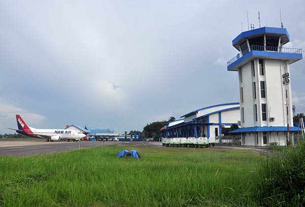 Maskapai penerbangan Nam Air sedang parkir di Bandara Haji Asan Sampit
