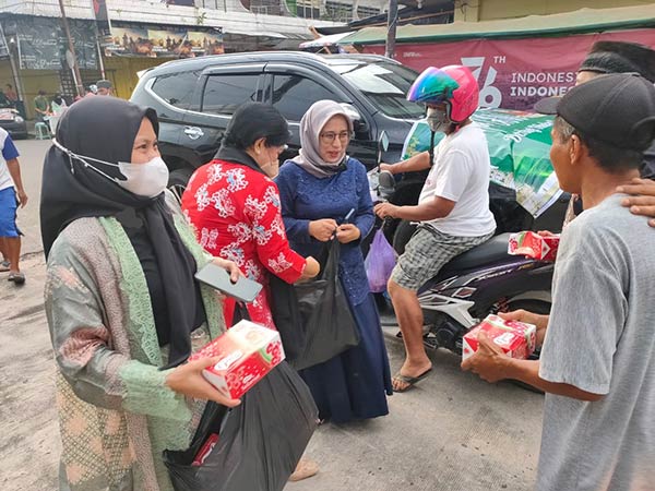 Giat berbagi takjil berbuka puasa bagi warga sekitar Kota Sampit Kabupaten Kotawaringin Timur (Kotim) sebagai berkah Ramadan