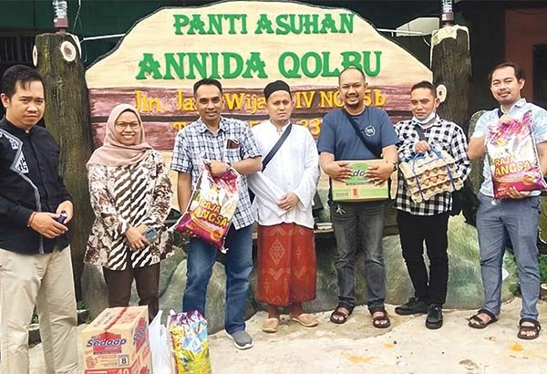 RADAR-SAMPIT Sebagai bentuk kepedulian terhadap anak yatim piatu Direktur Radar Sampit bersama jajaran manajemen melakukan kunjungan ke Panti Asuhan Annida Qolbu