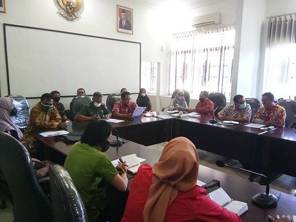 menggelar pasar pangan murah di kawasan Taman Kota Sampit