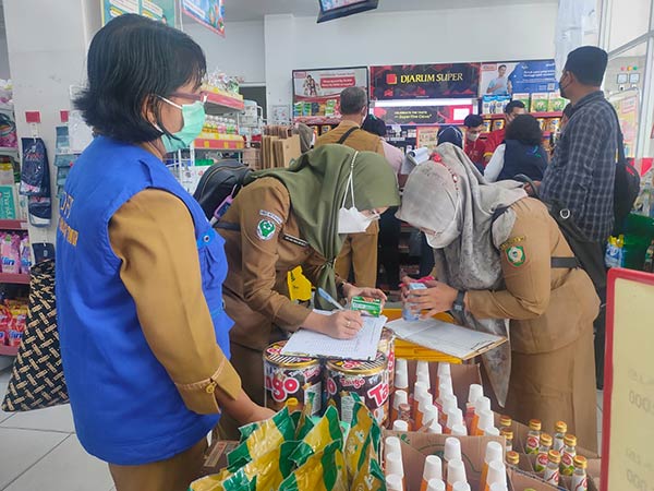 Produk pangan tak layak konsumsi dengan kondisi kemasan yang rusak dan kedaluwarsa masih dijual oleh sejumlah pelaku usaha