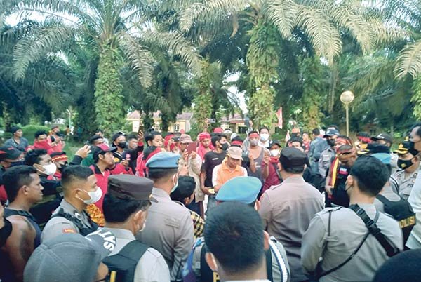 RITUAL-ADAT Koalisi ormas Dayak dari organisasi Forum Pemuda Dayak (Fordayak) Kabupaten Kotawaringin Barat dan Borneo Sarang Peruya (BSP) Gerdayak Indonesia