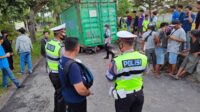 Kendaraan bertonase berat dengan badan ”raksasa” yang masih bebas melintasi jalan di wilayah Kota Sampit yang bukan peruntukannya