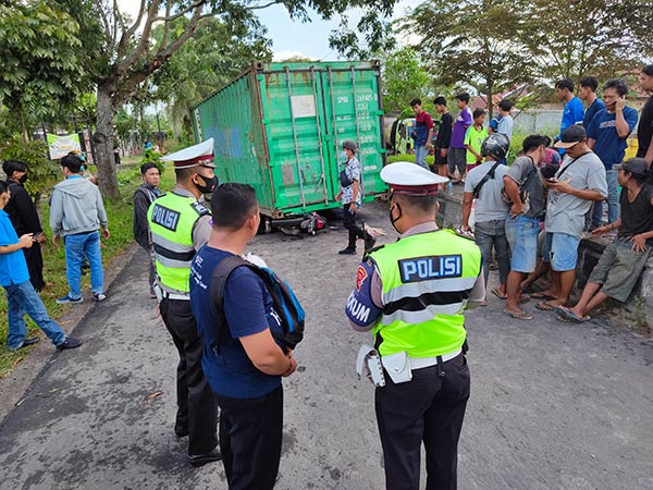 Kendaraan bertonase berat dengan badan ”raksasa” yang masih bebas melintasi jalan di wilayah Kota Sampit yang bukan peruntukannya