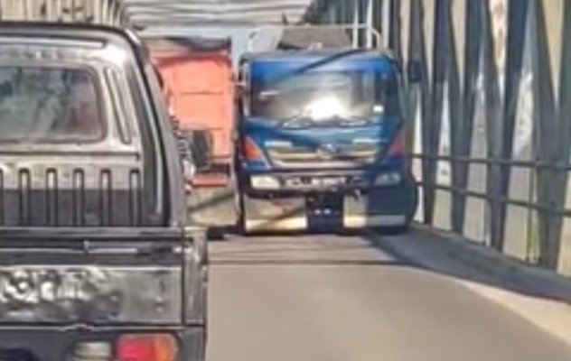 TRUK DEMPET Raksasa Jalanan Kembali Dempet Di Jembatan Arut