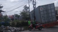 Nekat Lintasi Jalur Sempit Raksasa Jalanan Masuk Parit