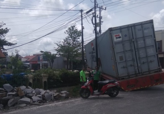 Nekat Lintasi Jalur Sempit Raksasa Jalanan Masuk Parit