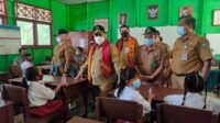 TINJAU VAKSINASI: Kepala Dinas Kesehatan Kotim Umar Kaderi mendampingi Bupati Kotim Halikinnor meninjau kegiatan vaksinasi di Desa Simpur, Kecamatan Kotabesi, beberapa waktu lalu. (Dok. YUNI/RADAR SAMPIT)