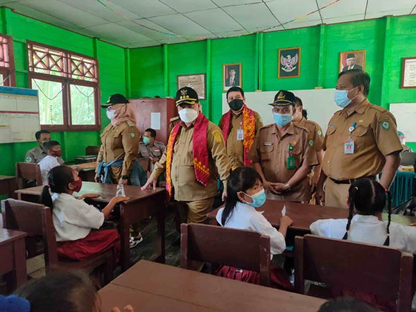 TINJAU VAKSINASI: Kepala Dinas Kesehatan Kotim Umar Kaderi mendampingi Bupati Kotim Halikinnor meninjau kegiatan vaksinasi di Desa Simpur, Kecamatan Kotabesi, beberapa waktu lalu. (Dok. YUNI/RADAR SAMPIT)