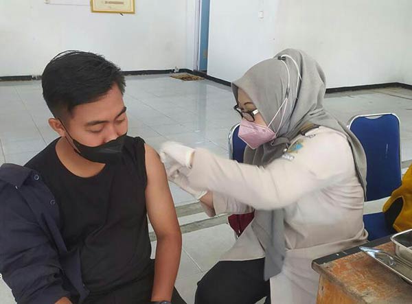 Sudah sepekan Dinas Kesehatan Kabupaten Kotawaringin Timur (Kotim) bekerjasama dengan Kantor Kesehatan Pelabuhan (KKP) Kelas III Sampit membuka pos layanan vaksinasi Covid-19