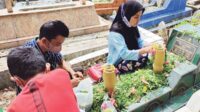 Sejumlah warga Kota Palangka Raya memadati tempat pemakaman umum (TPU) untuk ziarah menjelang dan memasuki Ramadan tahun ini
