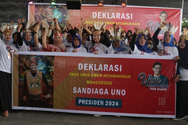 Ratusan relawan yang tergabung dalam Emak-emak Pro Sandi Uno Kalimantan Tengah